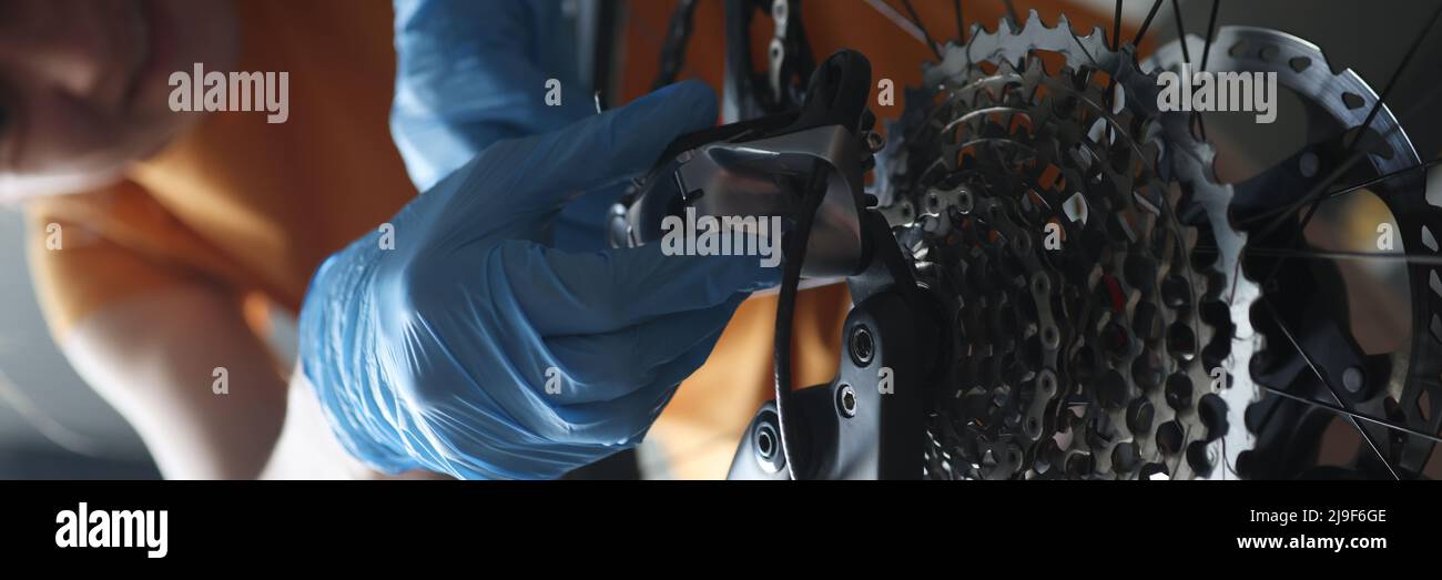 Frau repariert Fahrradkette zu Hause, Nahaufnahme Stockfoto