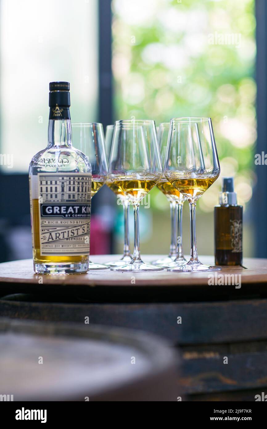 Whisky in Gläsern und Flasche auf Glastisch. Stockfoto