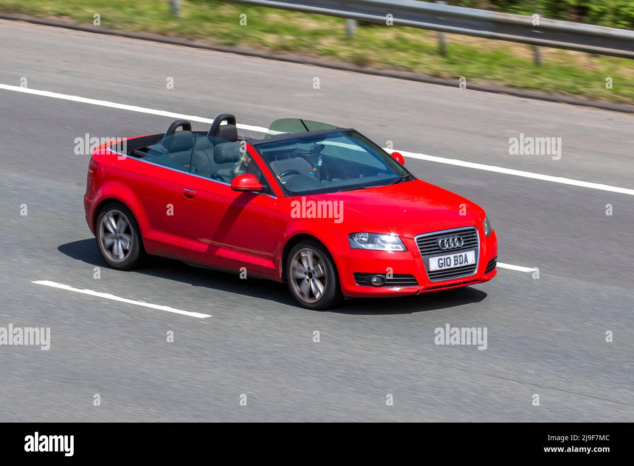 2008 AUDI A3 Sport 101 MPI Red Cabriolet 1595cc Benziner Cabriolet; Fahren auf der M61 Motorway, Manchester, UK Stockfoto