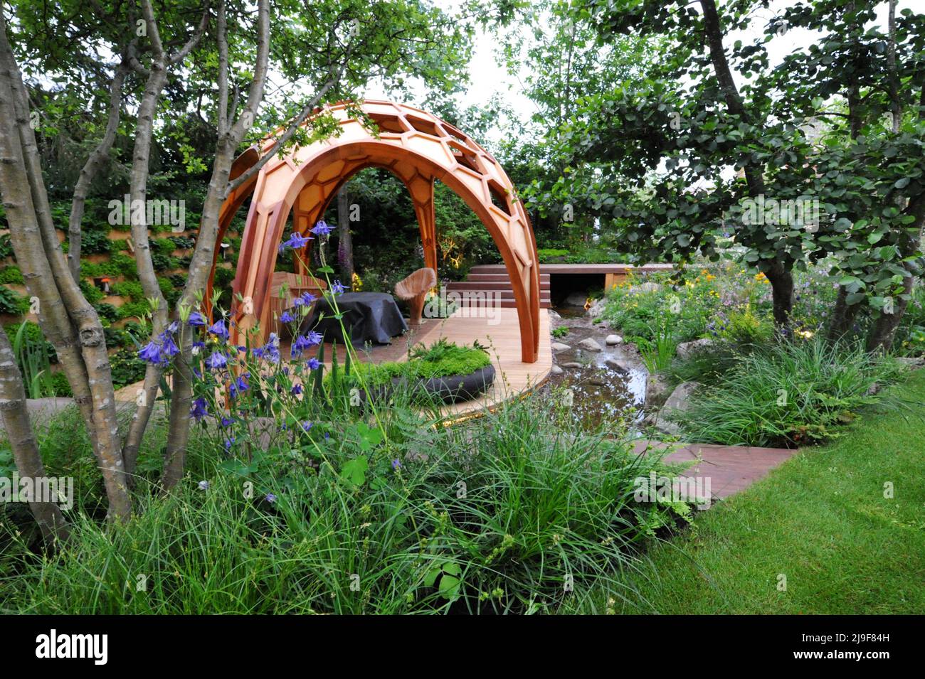 London, Großbritannien. 23.. Mai 2022. Meta Garden: Die Zukunft wächst - Chelsea Flower Show - 23. Mai 2022 The Meta Growing the Future Garden, einer der schönen Schaugärten, die auf der Royal Horticultural Society Chelsea Flower Show 2022 ausgestellt wurden, die heute auf dem Gelände des Royal Hospital Chelsea in Chelsea, London, eröffnet wurde, Großbritannien - 23. Mai 2022. Entworfen, um die untrennbare Verbindung zwischen Pflanzen und Pilzen innerhalb Waldökosystemen zu betonen, wird dieser Garten von den komplexen Myzel-Netzwerken inspiriert, die Waldleben verbinden und unterstützen. Es unterstreicht die Schönheit und Vielseitigkeit von Timbe Stockfoto