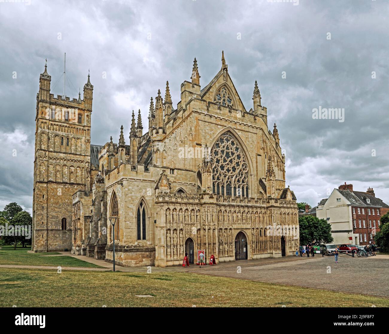 Die Kathedrale von Exeter, eine historische Kathedrale, die bis 1270 zurückgehen. Twin Towers. Eine anglikanische Ort der Anbetung. Stockfoto