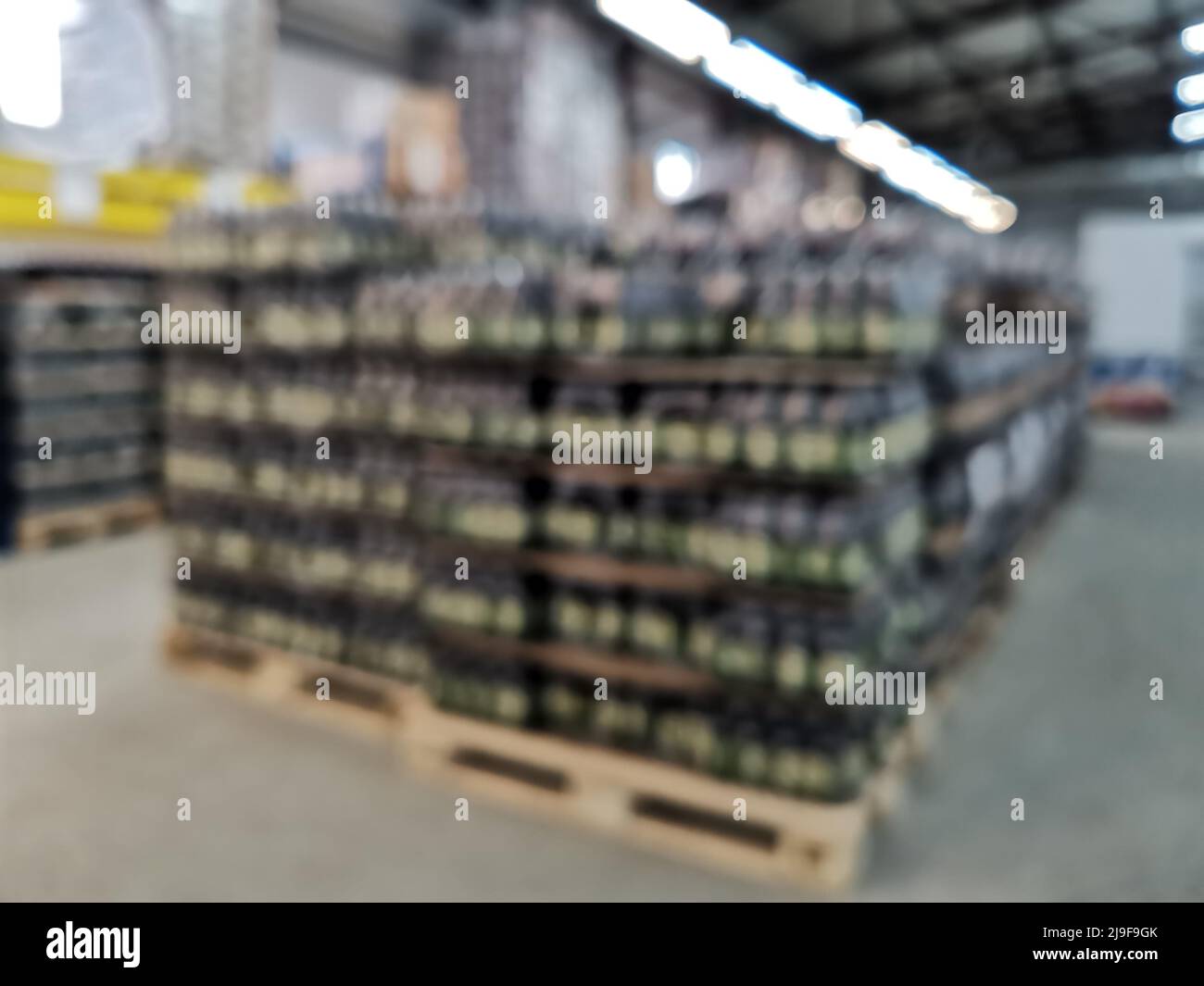 Abstraktes, verschwommenes Bild eines Stapels von Verpackungen mit alkoholischen Getränken in einem Großhandelslager Stockfoto