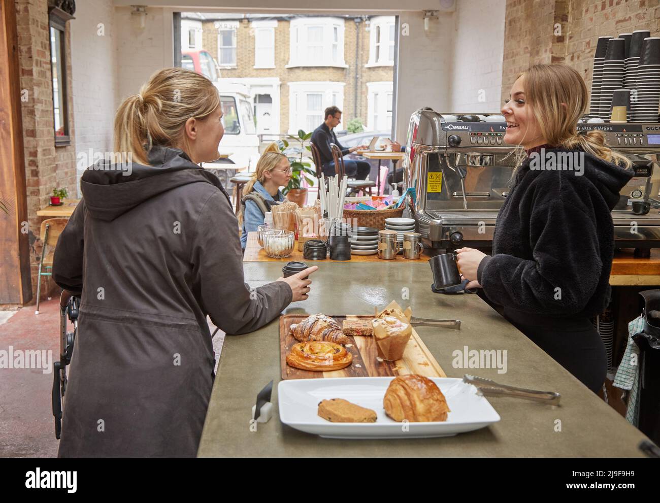 Patchworks Cafe in Leyton, East London, Großbritannien, bietet Kaffee, Gebäck, Hotdesks für kreative Unternehmer und Treffpunkt für Eltern und Babys. Stockfoto