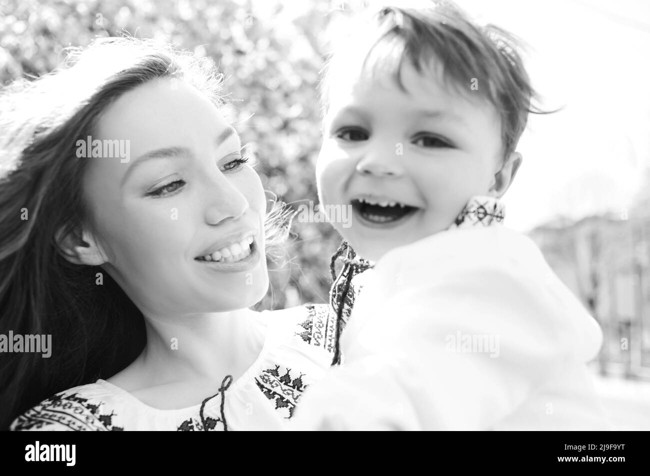 Schwarz-Weiß-Foto von Mutter und Sohn. Porträt von zwei Personen. Muttertag Frühlingskonzept Stockfoto