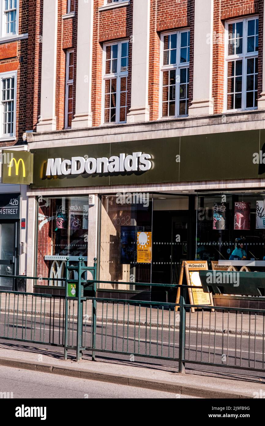 Epsom Surrey, London, Großbritannien, Mai 22 2022, McDonalds Fast Food High Street Retail Chain Shop Front With No People Stockfoto
