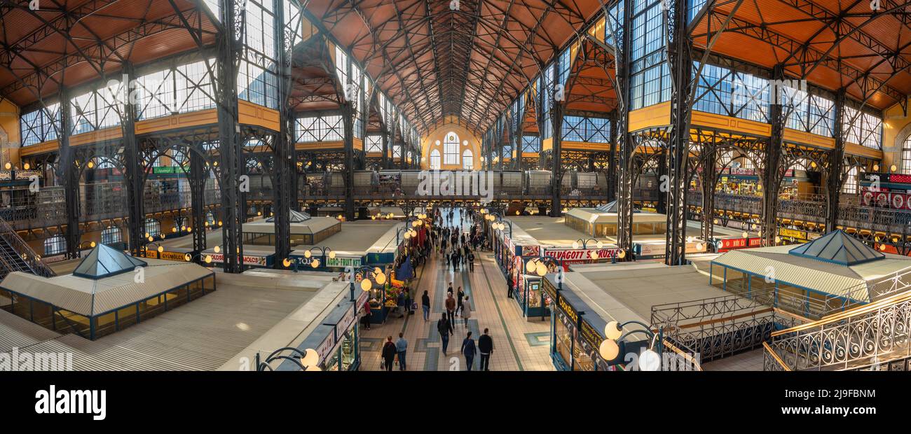 Budapest, Ungarn - 20. April 2019: Panoramablick auf die große Markthalle von Budapest (Zentrale Markthalle) Stockfoto