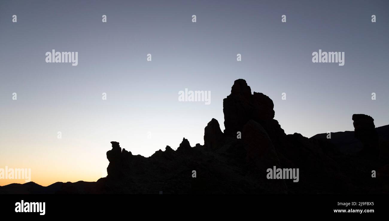 Die Felsformation Las Rochas in der Abenddämmerung im Teide-Nationalpark auf Teneriffa, Spanien. Der Nationalpark ist bekannt für die Klarheit seines Himmels. Stockfoto