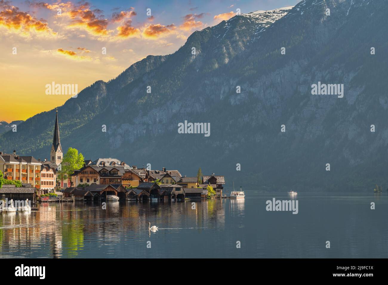 Hallstatt Österreich, Natur Sonnenaufgang Landschaft des Hallstätter Dorfes mit See und Berg Stockfoto