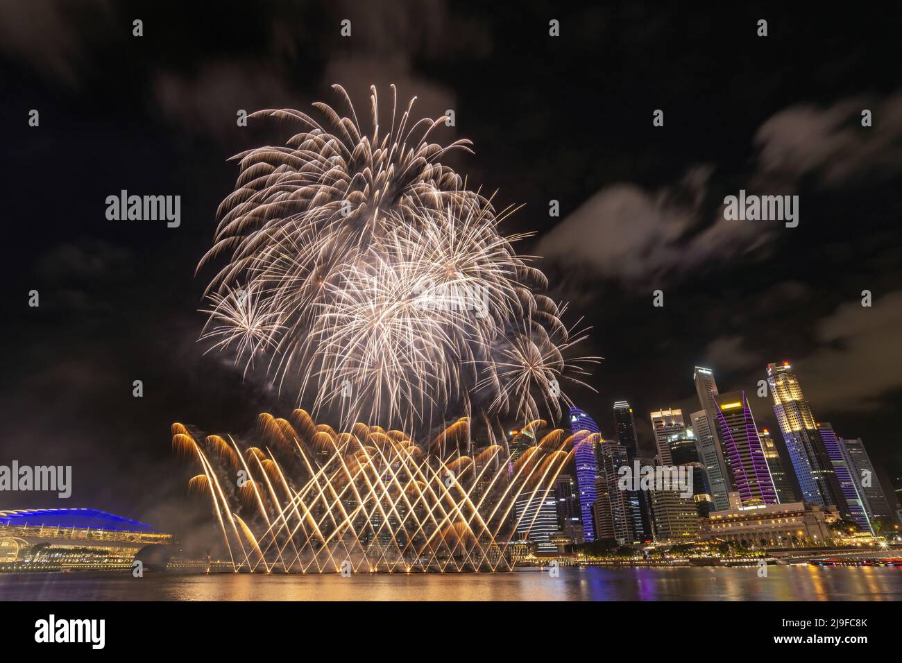 Singapur Feuerwerk zeigt Countdown Feier in Marina Bay, bunte Silvester Feuerwerk Stockfoto