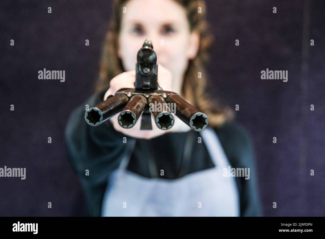 London UK 23 May 2022 Eine sehr seltene Irish Flintlock Vierbarreled Box-Lock 'Duck's Foot' Belt Pistole von McDermot, Dublin, um 1810-20 mit Abbiegefässern von '1' bis '4', Bordüren mit Gravur, die unter Est £ 5.000-7.000 stehen. Paul Quezada-Neiman/Alamy Live News Stockfoto