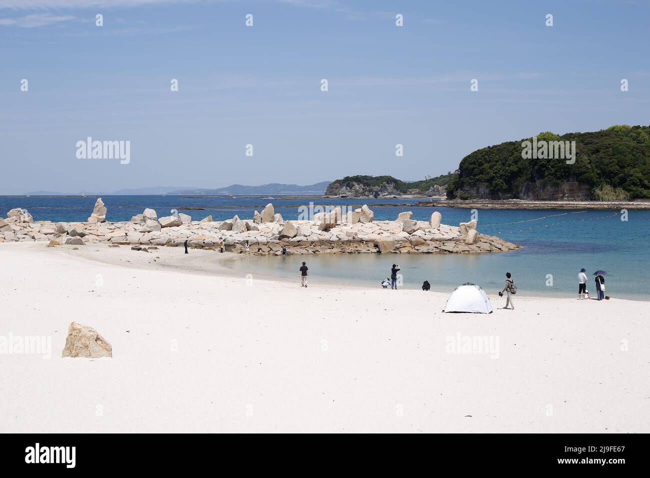 Shirarahama Beach, japan, 2022/02/05 , Shirarahama Beach während der Goldenen Woche. Beliebte Lage am Meer, bekannt für seinen weitläufigen weißen Sandstrand & Laid-BA Stockfoto