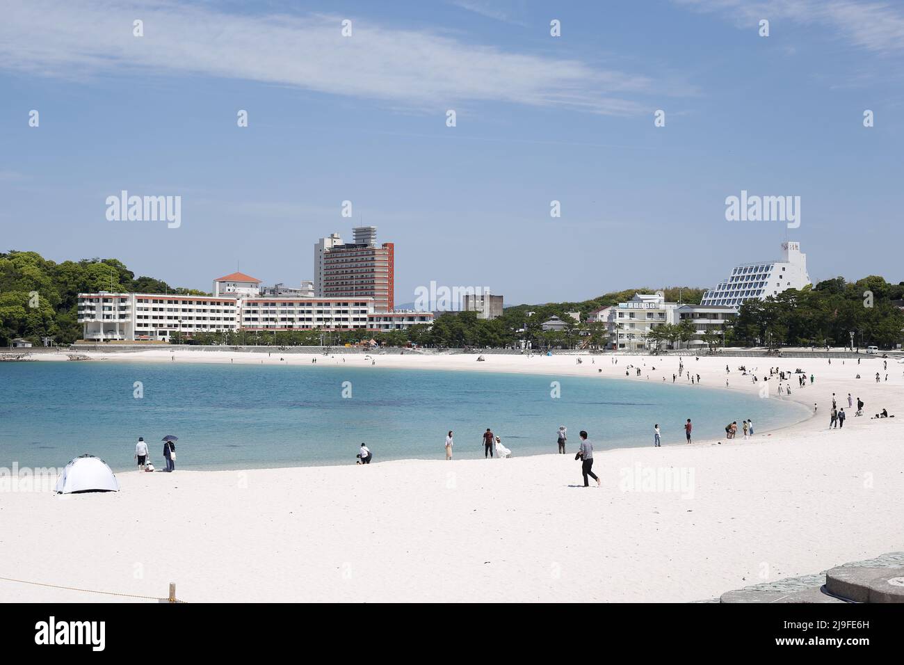 Shirarahama Beach, japan, 2022/02/05 , Shirarahama Beach während der Goldenen Woche. Beliebte Lage am Meer, bekannt für seinen weitläufigen weißen Sandstrand & Laid-BA Stockfoto