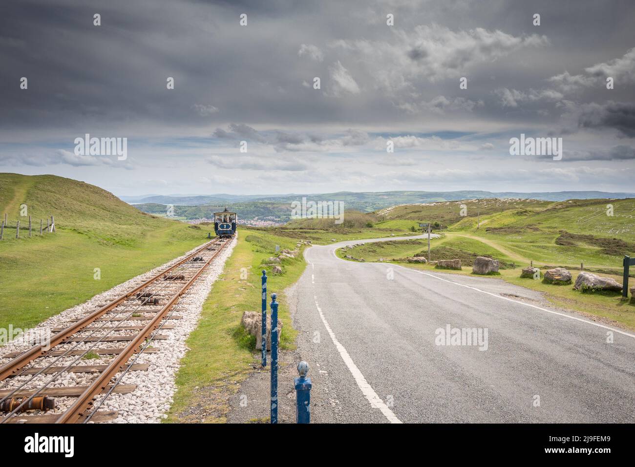 Drahtseilbahn der victorianer, die Touristen mit der Great Orme Tramway auf die Spitze der großen Orme, Llandudno, Wales, bringt. Stockfoto