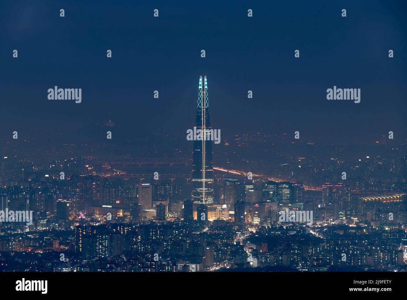 Stadtbild der Stadt Seoul von der Bergspitze, Südkorea Stockfoto