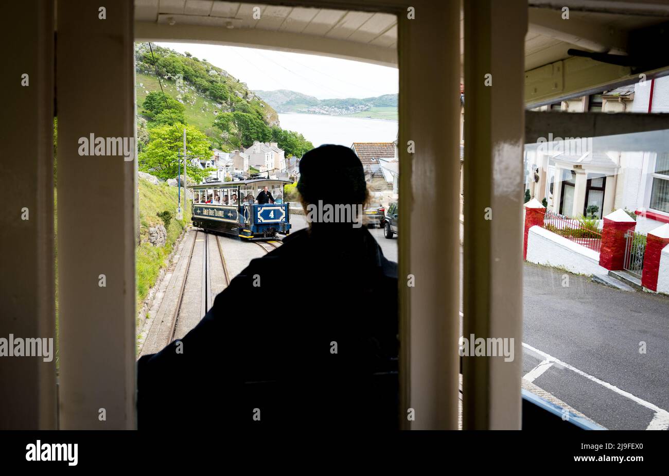 Drahtseilbahn der victorianer, die Touristen mit der Great Orme Tramway auf die Spitze der großen Orme, Llandudno, Wales, bringt. Stockfoto