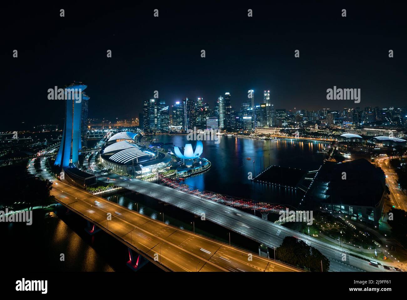 Singapur Mai 22. 2022 - Stadtbild des Finanzviertels von Singapur bei Nacht Stockfoto