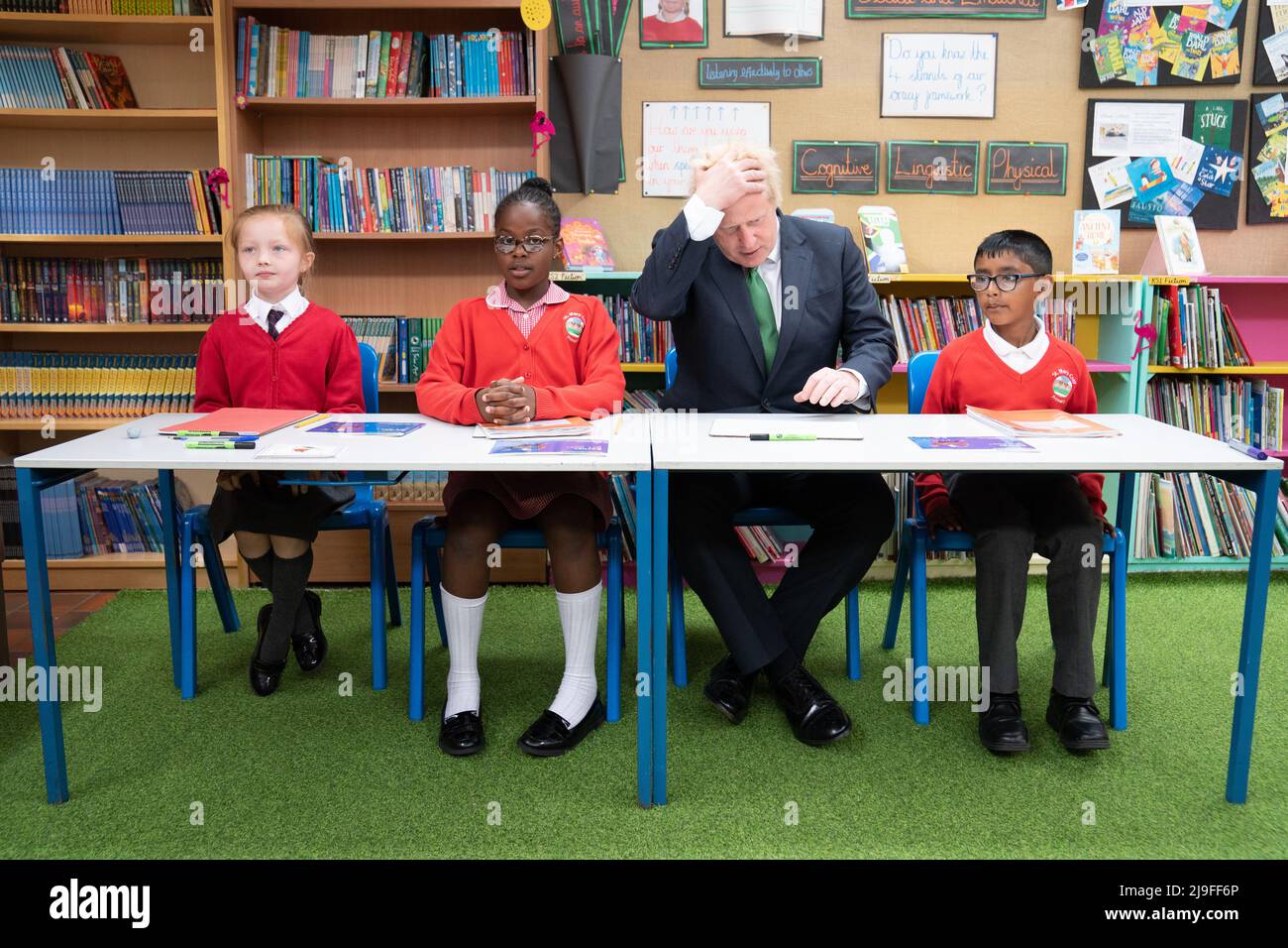 Premierminister Boris Johnson bei einem Besuch der St. Mary Cray Primary Academy in Orpington, um zu sehen, wie sie Nachhilfe leisten, um Kindern zu helfen, nach der Pandemie aufzuholen. Bilddatum: Montag, 23. Mai 2022. Stockfoto