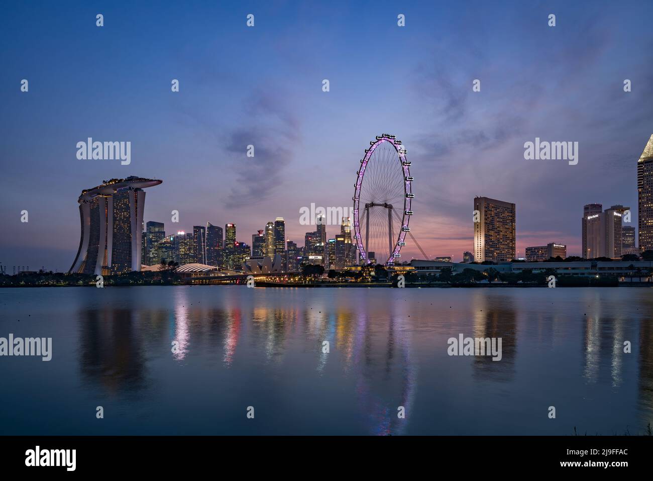 Singapur Mai 22. 2022 - Stadtbild des Finanzviertels von Singapur bei Nacht Stockfoto