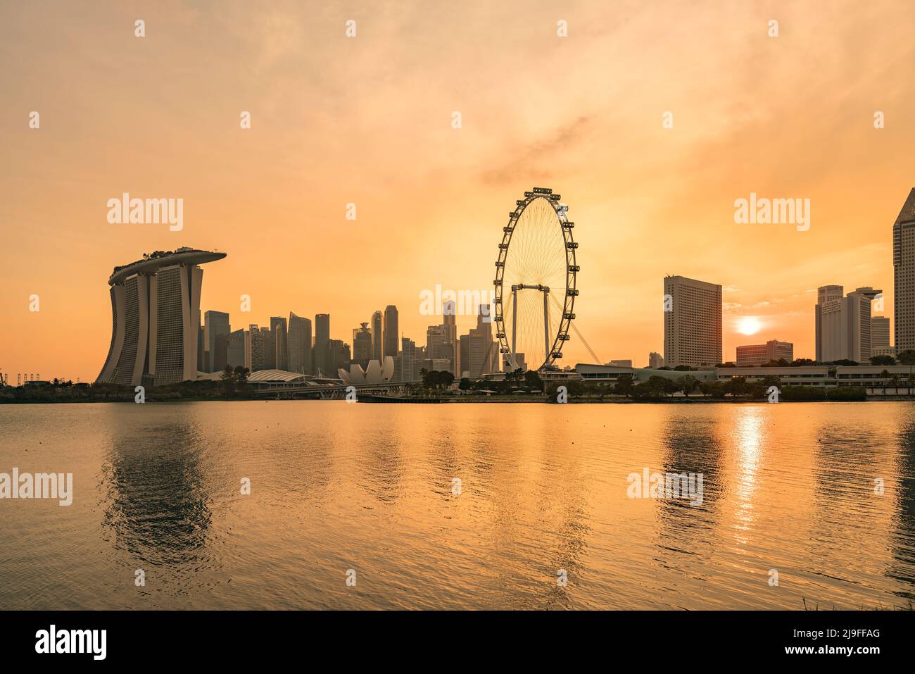 Stadtbild des Finanzviertels von Singapur während des Sonnenuntergangs Stockfoto