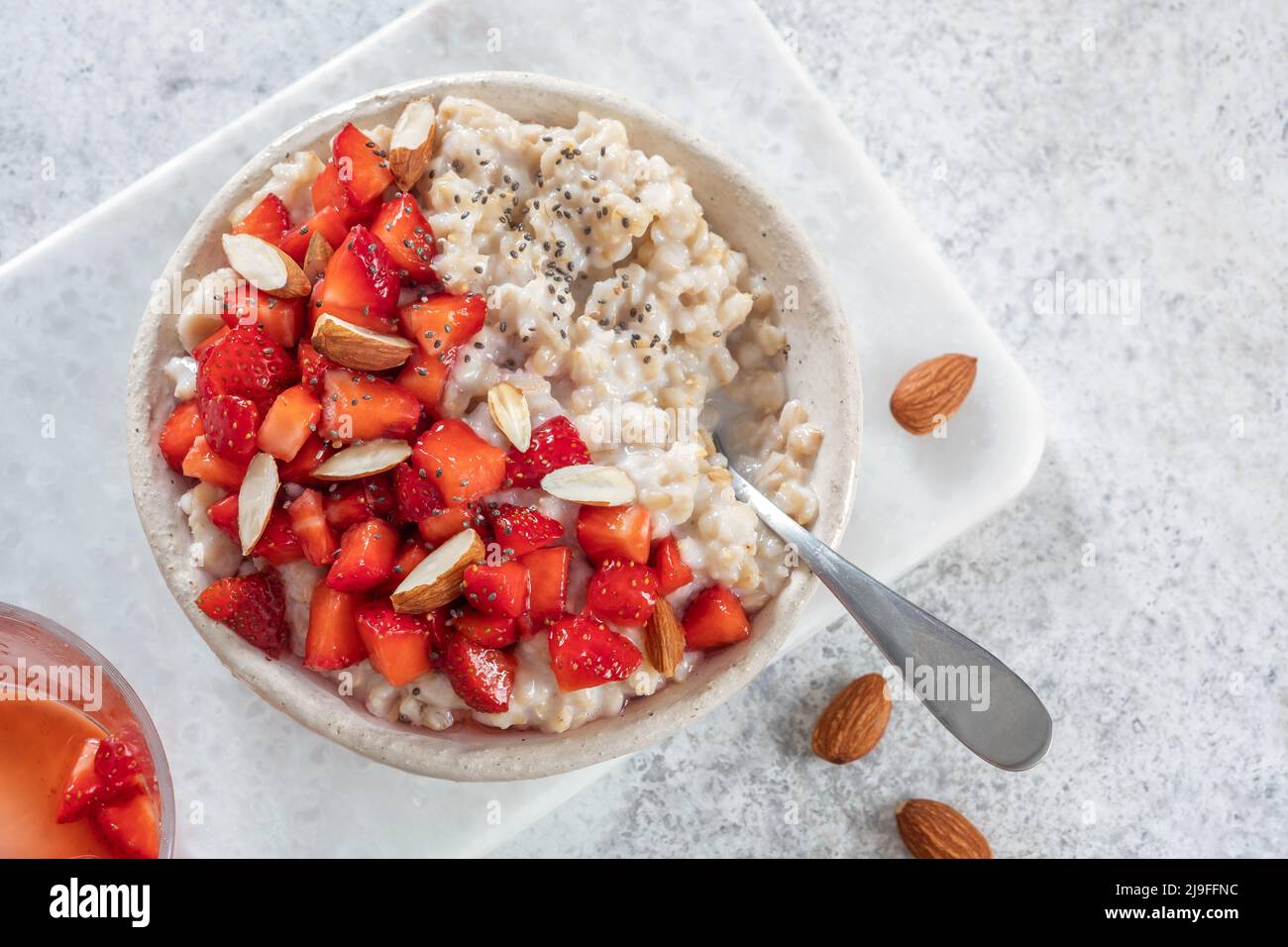 Haferbrei mit Erdbeeren Stockfoto