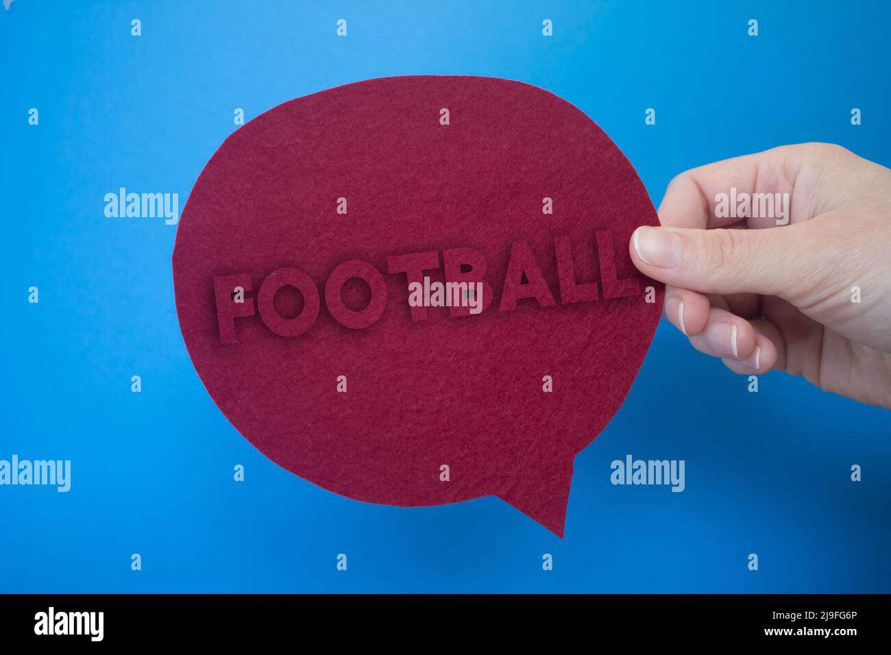 Sprechblase vor farbigem Hintergrund mit Football-Text. Stockfoto