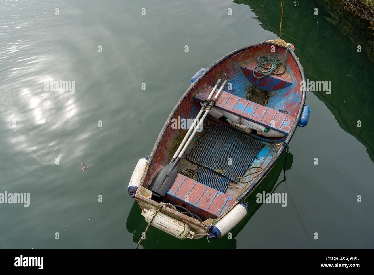 Ein kleines Boot oder Skiff, von oben gesehen, das zum Sculling oder Rudern in einem Hafen verwendet wird. Stockfoto