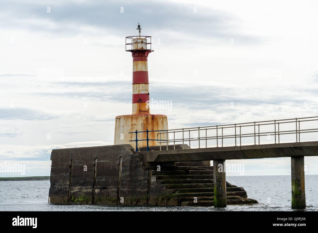 Der Leuchtturm am Ende des Südpiers in Amble, Northumberland, Großbritannien. Stockfoto