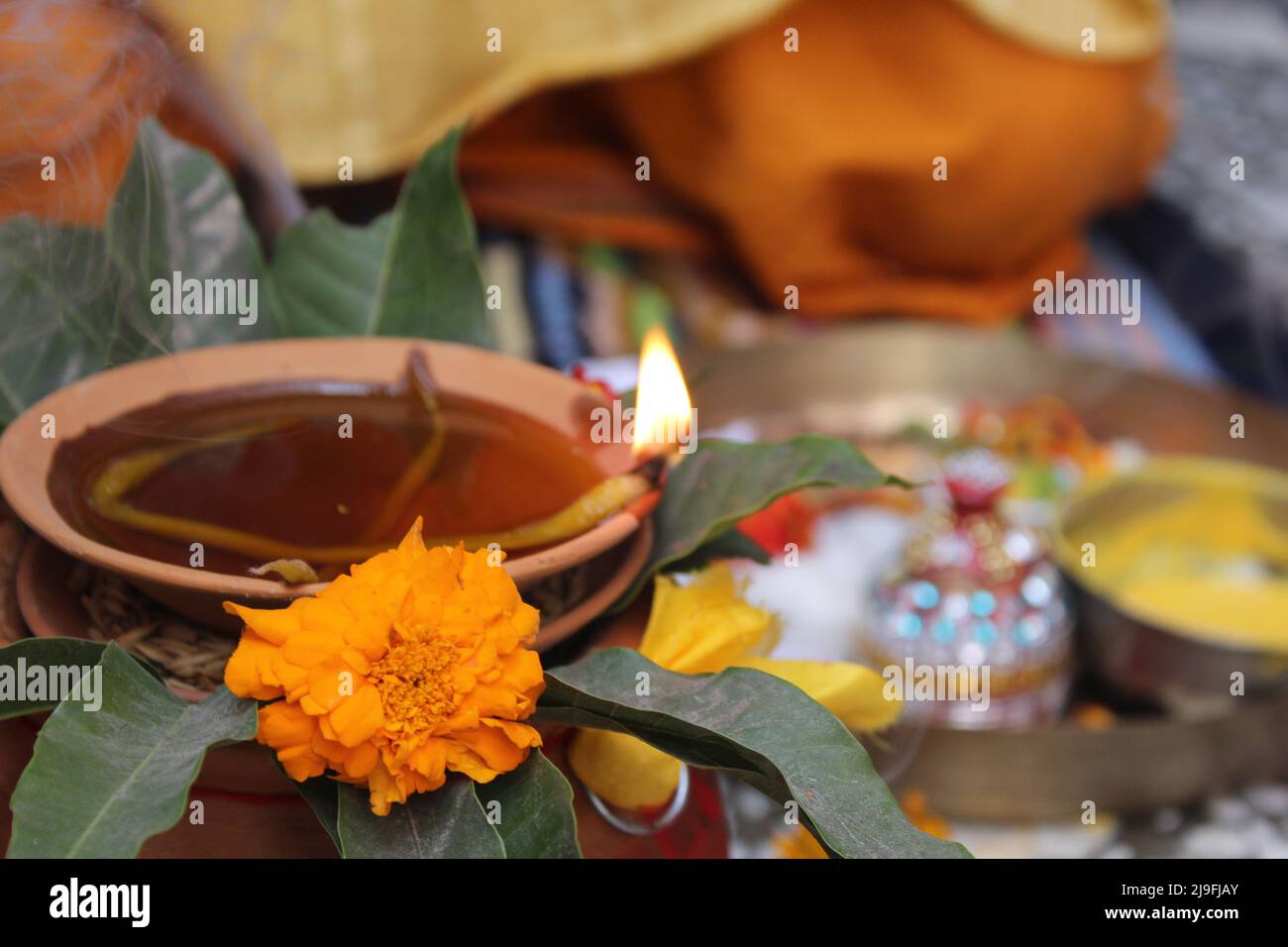 Indische Hochzeitsrituale/Zeremonien. Schlamm kalash und Diya für Pooja beleuchtet Stockfoto