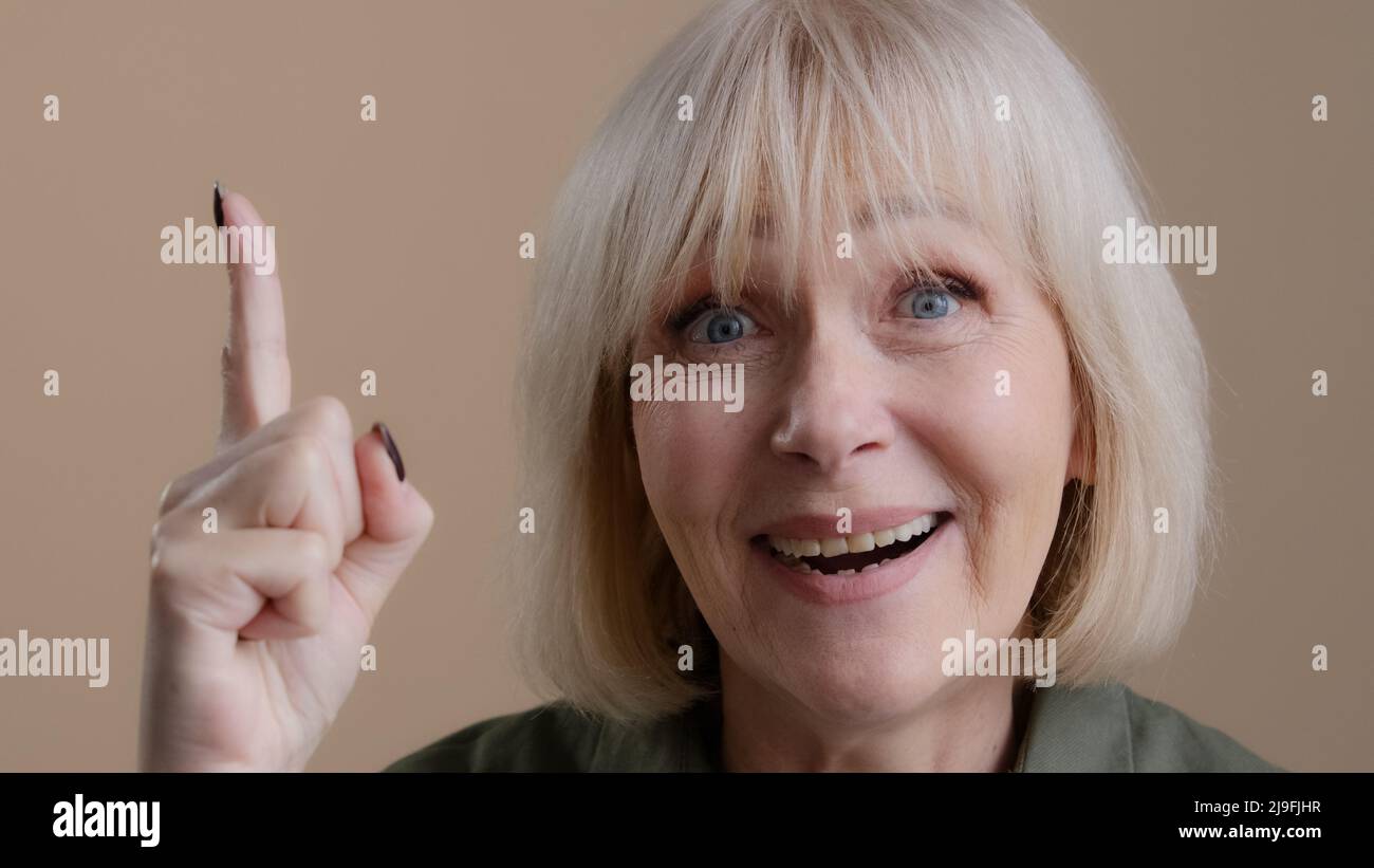 Studio Shooting nachdenklich reif alt 60s kaukasische Frau verwirrt Denken Planung erinnern tief in Gedanken löst Problem Konzentrat erinnert kommt auf Stockfoto