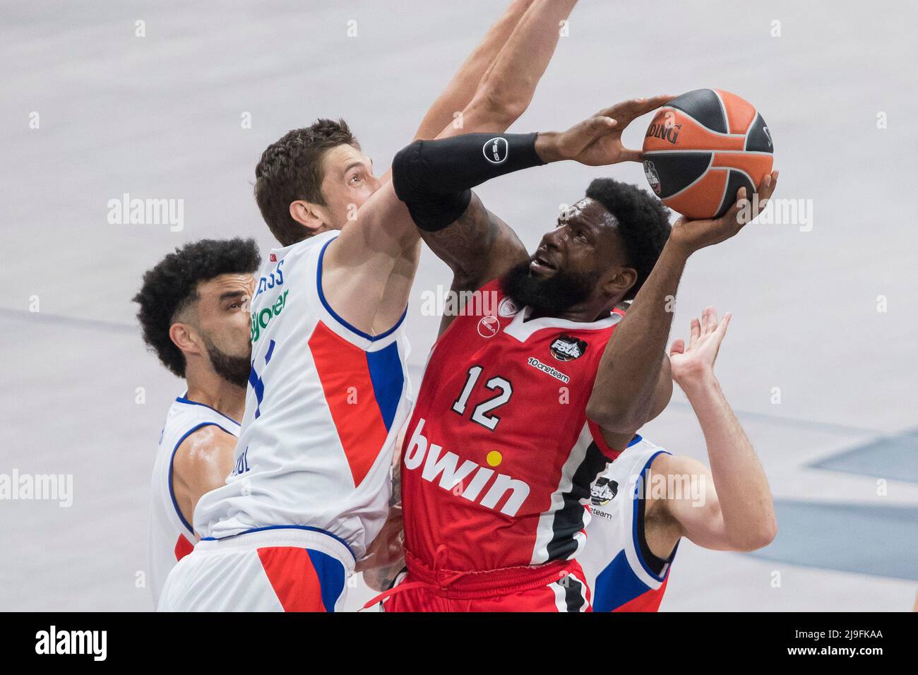 Belgrad, Serbien, 19.. Mai 2022. Hassan Martin von Olympiacos Piräus in Aktion unter dem Korb während des EuroLeague Finals 2022 von Turkish Airlines in Belgrad im Halbfinale B zwischen Olympiacos Piräus und Anadolu Efes Istanbul in der stark Arena in Belgrad, Serbien. 19.Mai 2022. Kredit: Nikola Krstic/Alamy Stockfoto