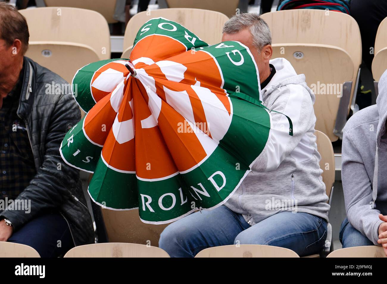 23. Mai 2022, Frankreich, Paris: Tennis: Grand Slam/WTA Tour - French Open, Singles, Frauen, 1. Runden, Dodin (Frankreich) - Petkovic (Deutschland). Ein Mann öffnet einen Regenschirm. Foto: Frank Molter/dpa Stockfoto