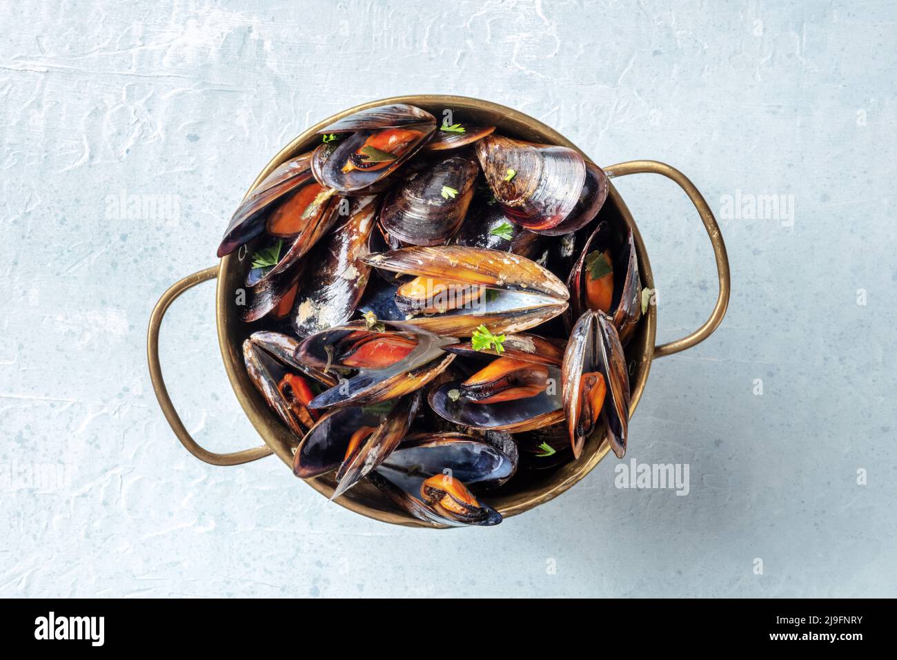 Belgische Miesmuscheln in einer Kupferpfanne, oben flach liegend Stockfoto