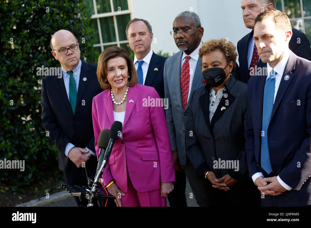 Die Sprecherin des Repräsentantenhauses der Vereinigten Staaten, Nancy Pelosi (Demokratin von Kalifornien), die Vorsitzende der Kongressdelegation, die vor kurzem die Ukraine besuchte, spricht nach einem Treffen mit US-Präsident Joe Biden am Dienstag, dem 10. Mai 2022, im Weißen Haus in Washington, DC vor den Medien. Bild von links nach rechts: US-Repräsentant James McGovern (Demokrat von Massachusetts), Sprecher Pelosi, US-Repräsentant Adam Schiff (Demokrat von Kalifornien), US-Repräsentant Gregory Meeks (Demokrat von New York), US-Vertreterin Barbara Lee (Demokrat von Kalifornien), US-Repräsentant William Keating (D Stockfoto