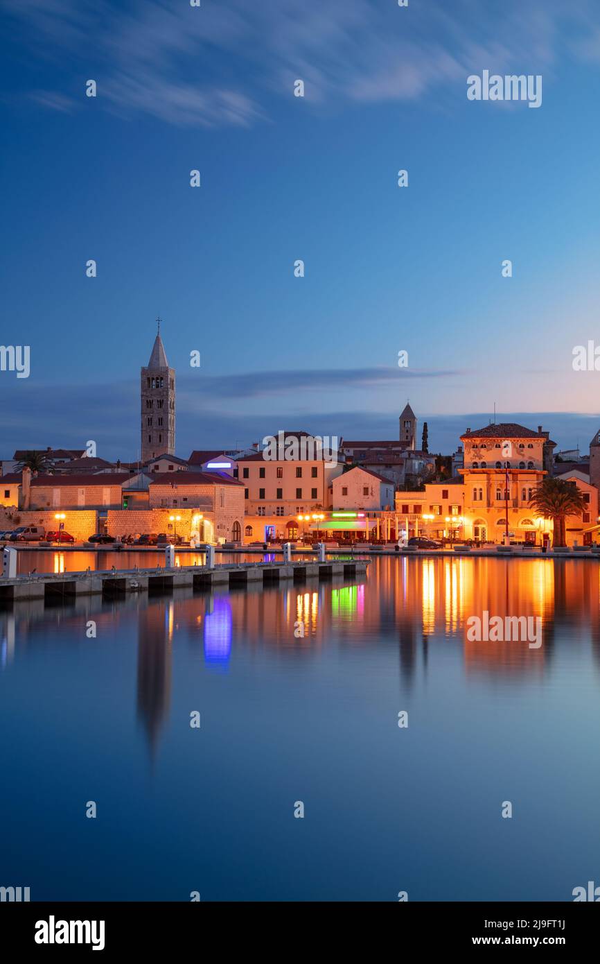 Rab, Insel Rab, Kroatien. Stadtbild des ikonischen Dorfes Rab, Kroatien auf der Insel Rab bei Sonnenuntergang. Stockfoto