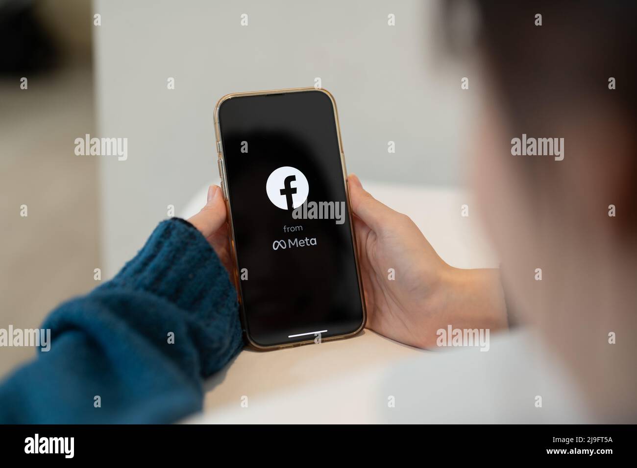 CHIANG MAI, THAILAND - 23. MAI 2022: Facebook-Logo für Social-Media-Apps bei der Anmeldung, Anmeldeseite auf dem Bildschirm für mobile Apps auf dem iPhone in der Person Stockfoto
