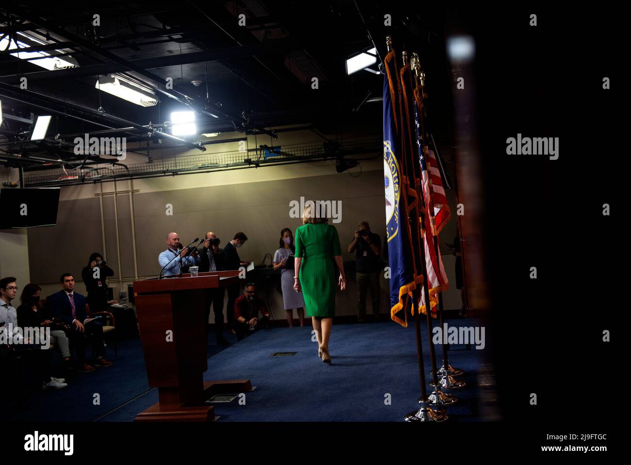 Washington, Vereinigte Staaten. 12.. Mai 2022. Die Sprecherin des Repräsentantenhauses der Vereinigten Staaten, Nancy Pelosi (Demokratin von Kalifornien), verlässt ihre wöchentliche Pressekonferenz am Donnerstag, den 12. Mai 2022, im US-Kapitol in Washington, DC. Kredit: Rod Lampey/CNP/dpa/Alamy Live Nachrichten Stockfoto