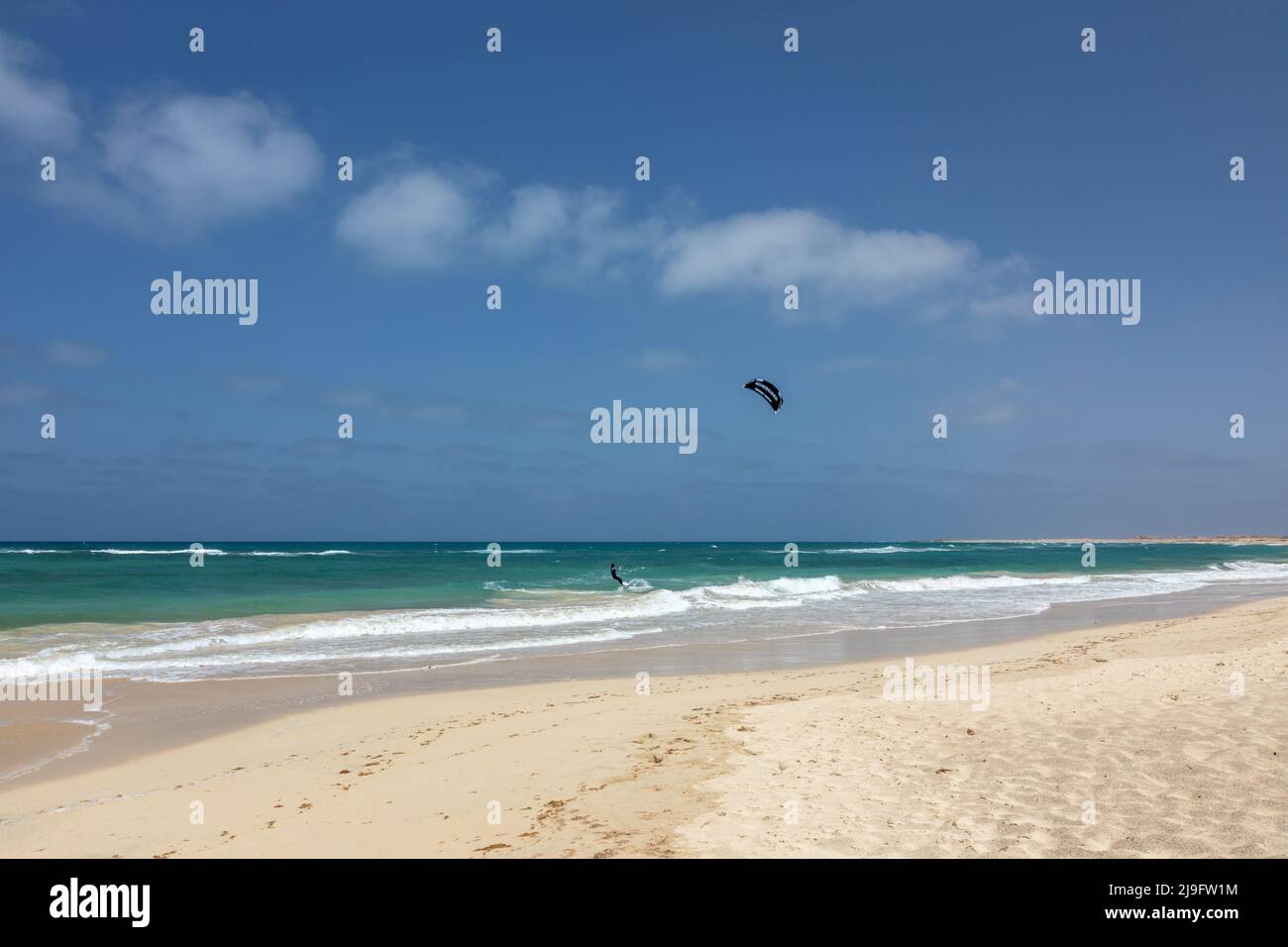 Ein Kitesurfen mit einem Kite Surfer am Kite Beach, Santa Maria, Sal Island, Kap Verde, Cabo Verde Inseln, Afrika Stockfoto