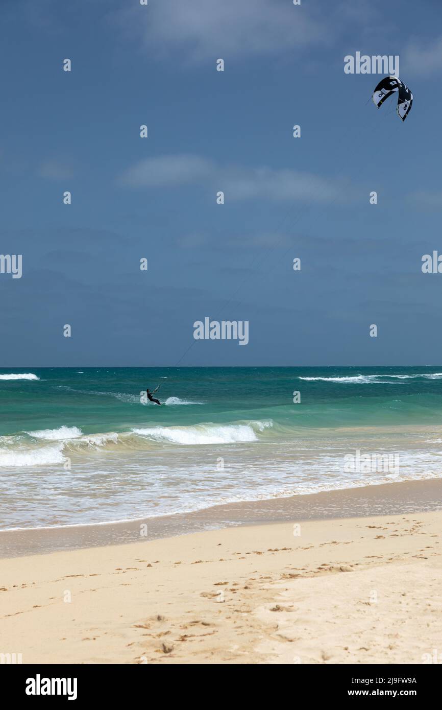 Ein Kitesurfen mit einem Kite Surfer am Kite Beach, Santa Maria, Sal Island, Kap Verde, Cabo Verde Inseln, Afrika Stockfoto