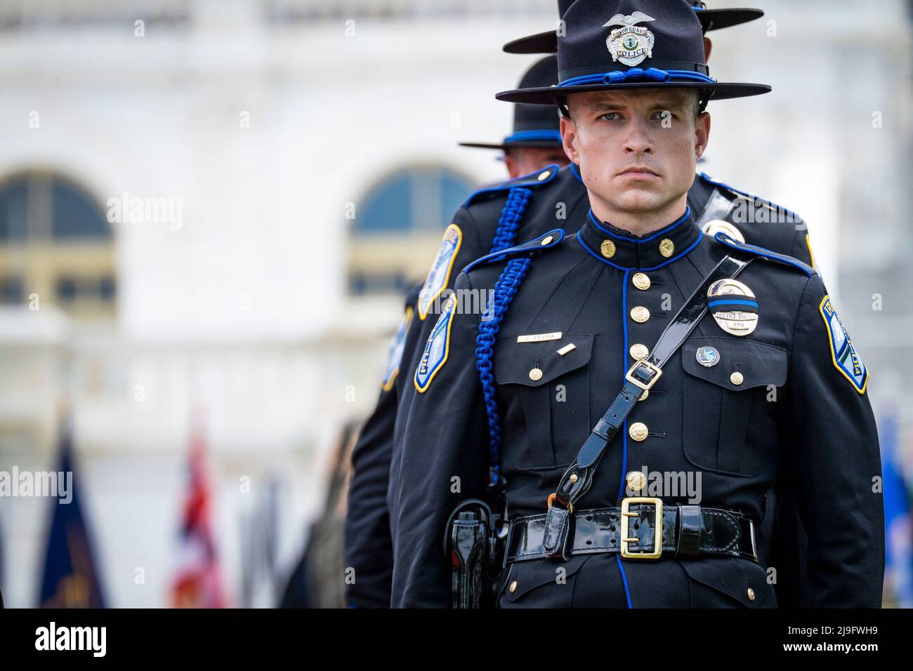 Offizier J. Vespia von der Irvine, Die Ehrengarde des kalifornischen Polizeidezernats steht während der Flaggenzeremonie zur Aufmerksamkeit, nach der US-Präsident Joe Biden bei einer Zeremonie die Strafverfolgungsbeamten ehren wird, die 2021 beim National Peace Officers Memorial Service im Dienst ihr Leben verloren haben US Capitol in Washington, D.C., am Sonntag, den 15. Mai 2022. Kredit: Pete Marovich / Pool über CNP Stockfoto