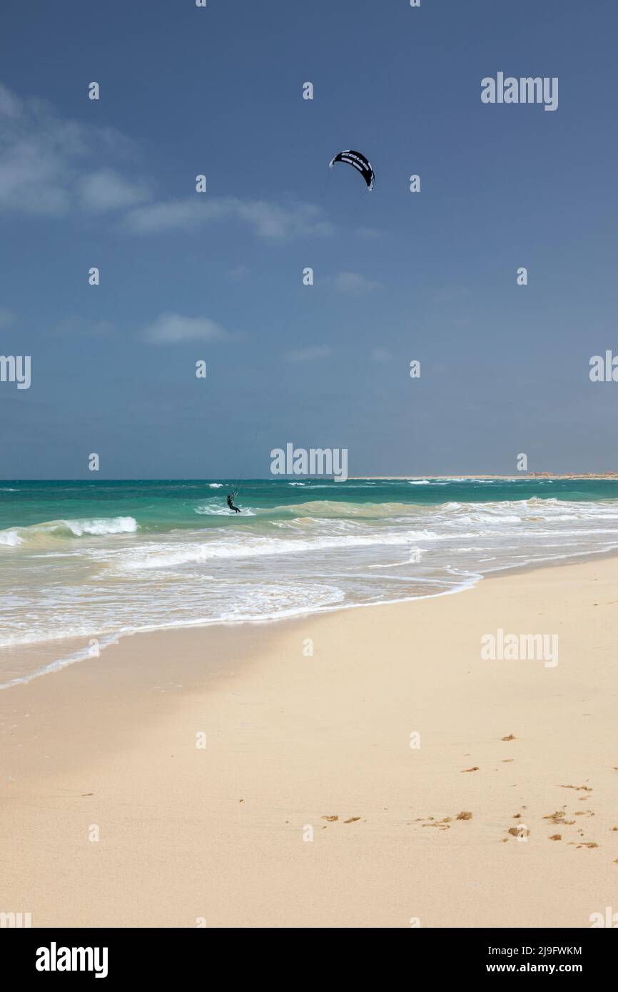 Ein Kitesurfen mit einem Kite Surfer am Kite Beach, Santa Maria, Sal Island, Kap Verde, Cabo Verde Inseln, Afrika Stockfoto