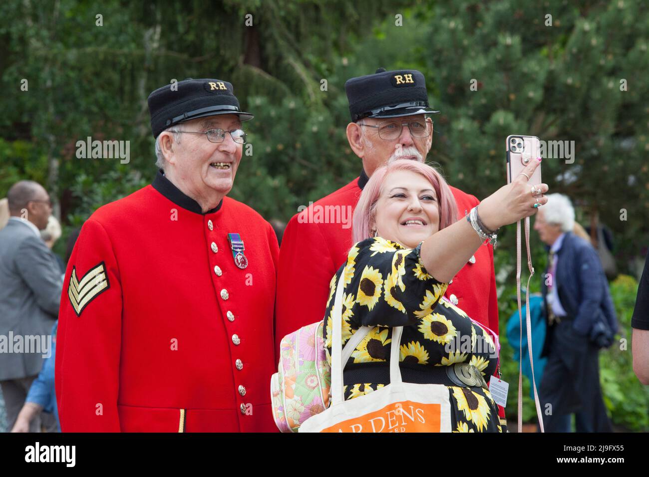 London, Großbritannien, 23. Mai 2022: Preview-Tag bei der Chelsea Flower Show. Eine Frau macht ein Selfie mit zwei Chelsea Rentnern. Anna Watson/Alamy Live News Stockfoto