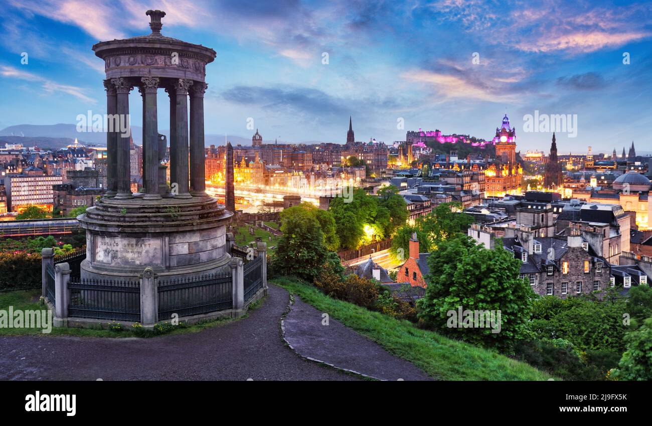 Schottland Edinburgh Calton Hill bei Nacht, Skyline mit Schloss, Großbritannien Stockfoto