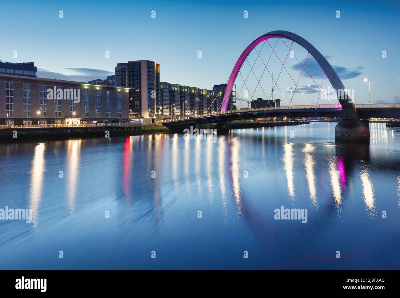 Glasgow bei Nacht mit Fluss - Squinty Bridge, Großbritannien Stockfoto