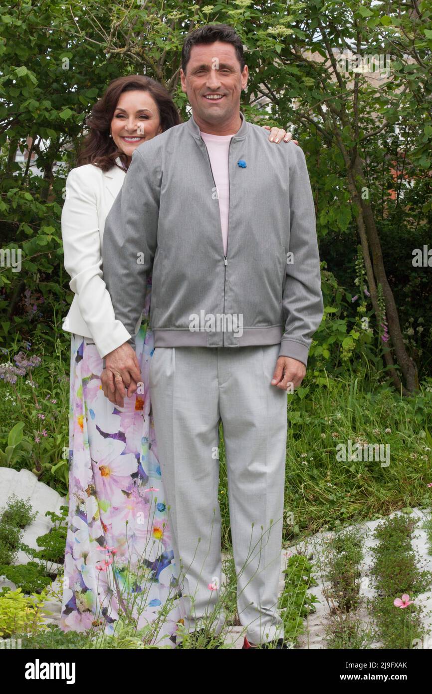 London, Großbritannien, 23. Mai 2022: Preview-Tag bei der Chelsea Flower Show. Shirley Ballas, Botschafterin der Alderhay-Kinderhilfe, mit ihrem Partner Daniel Taylor. Anna Watson/Alamy Live News Stockfoto