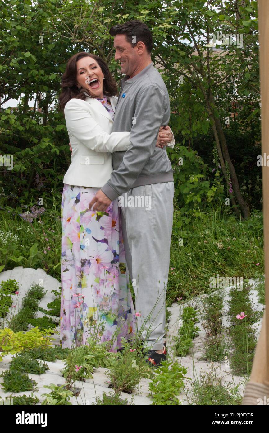 London, Großbritannien, 23. Mai 2022: Preview-Tag bei der Chelsea Flower Show. Shirley Ballas, Botschafterin der Alderhay-Kinderhilfe, mit ihrem Partner Daniel Taylor. Anna Watson/Alamy Live News Stockfoto