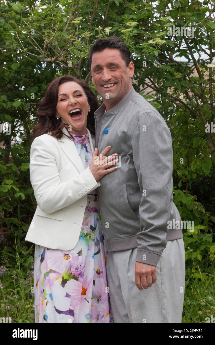 London, Großbritannien, 23. Mai 2022: Preview-Tag bei der Chelsea Flower Show. Shirley Ballas, Botschafterin der Alderhay-Kinderhilfe, mit ihrem Partner Daniel Taylor. Anna Watson/Alamy Live News Stockfoto