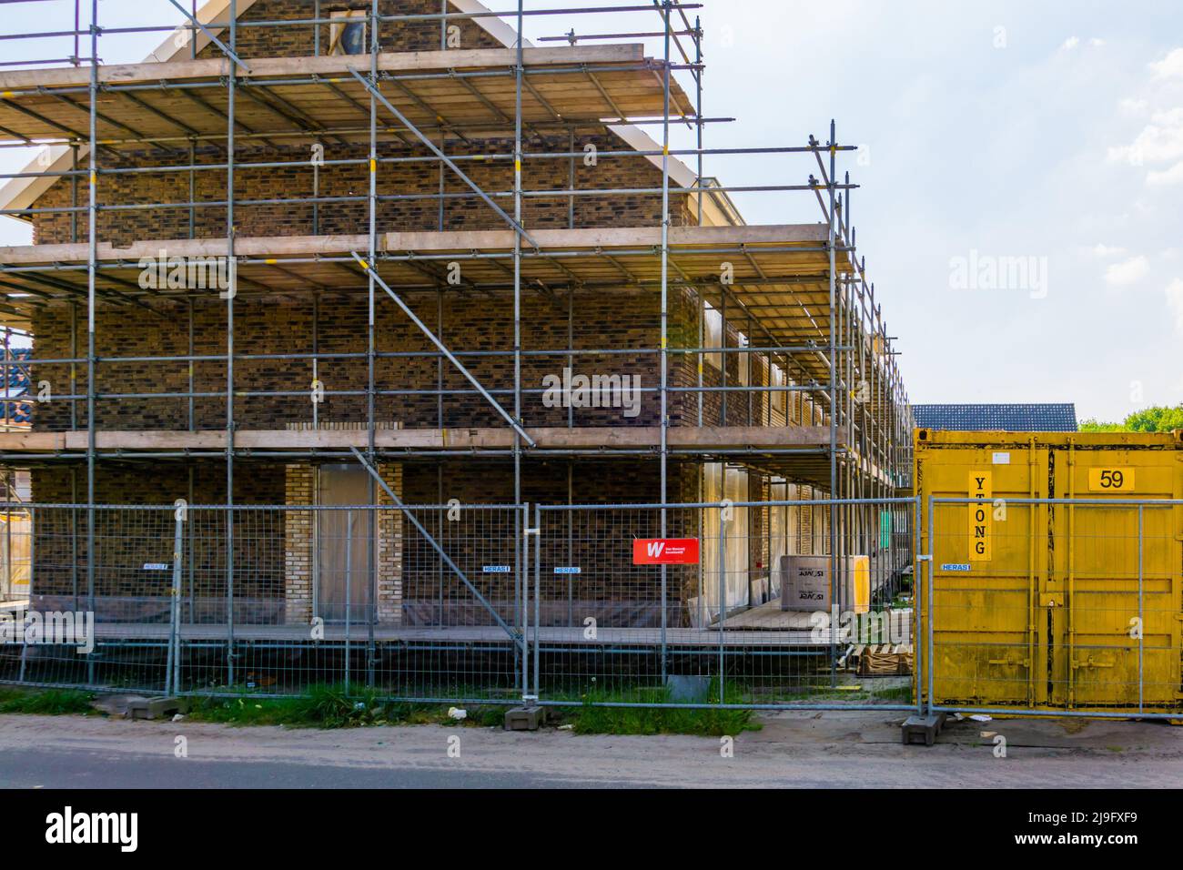Bau von modernen Häusern mit Gerüsten, Rucphen, Niederlande, 6. Mai 2022 Stockfoto