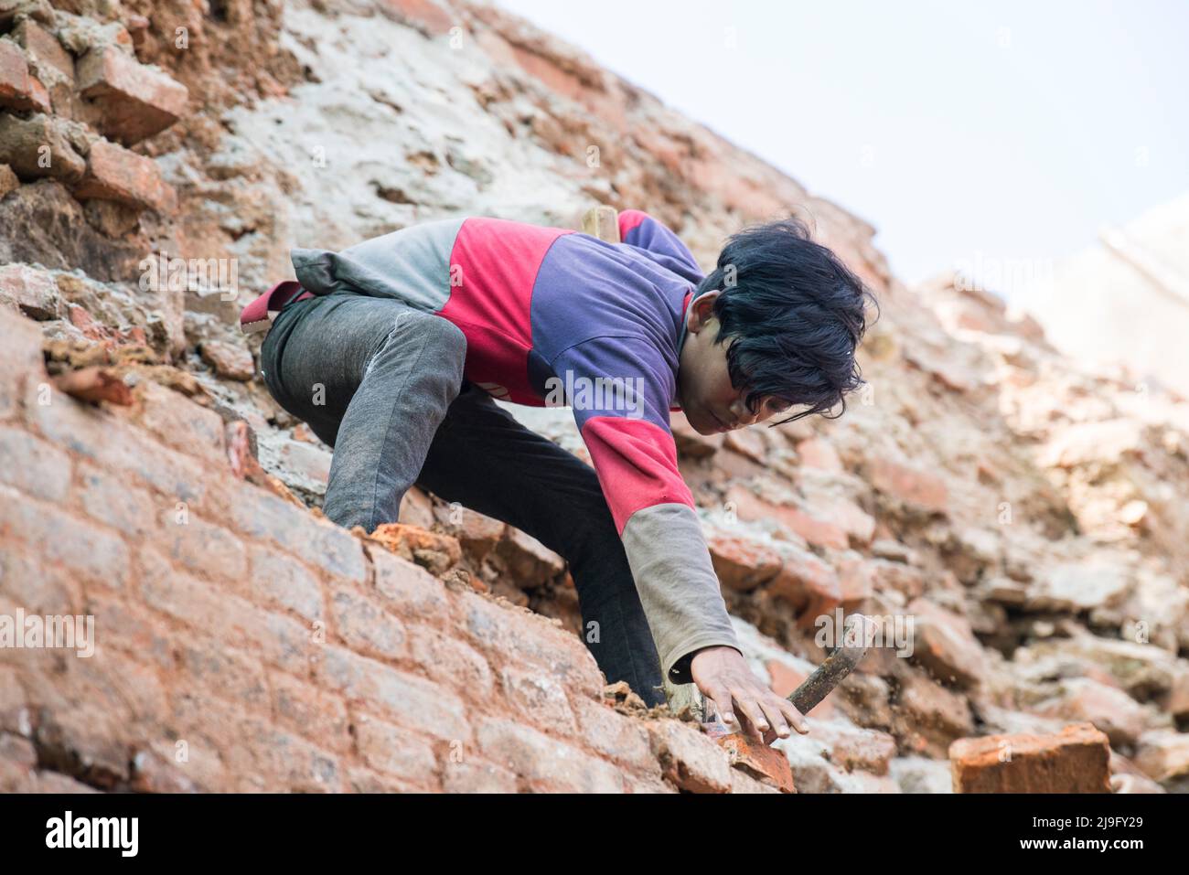 Kathmandu, Nepal- April 20,2022 : Menschen jeden Alters und Geschlechts arbeiten bei einem großen Erdbeben in Kathmandu daran, die zerstörte Altstadt wieder aufzubauen. Stockfoto