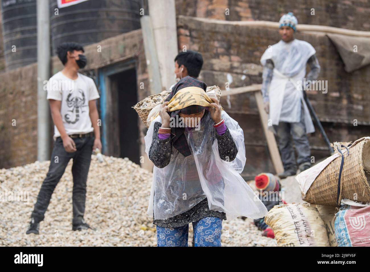 Kathmandu, Nepal- April 20,2022 : Menschen jeden Alters und Geschlechts arbeiten bei einem großen Erdbeben in Kathmandu daran, die zerstörte Altstadt wieder aufzubauen. Stockfoto