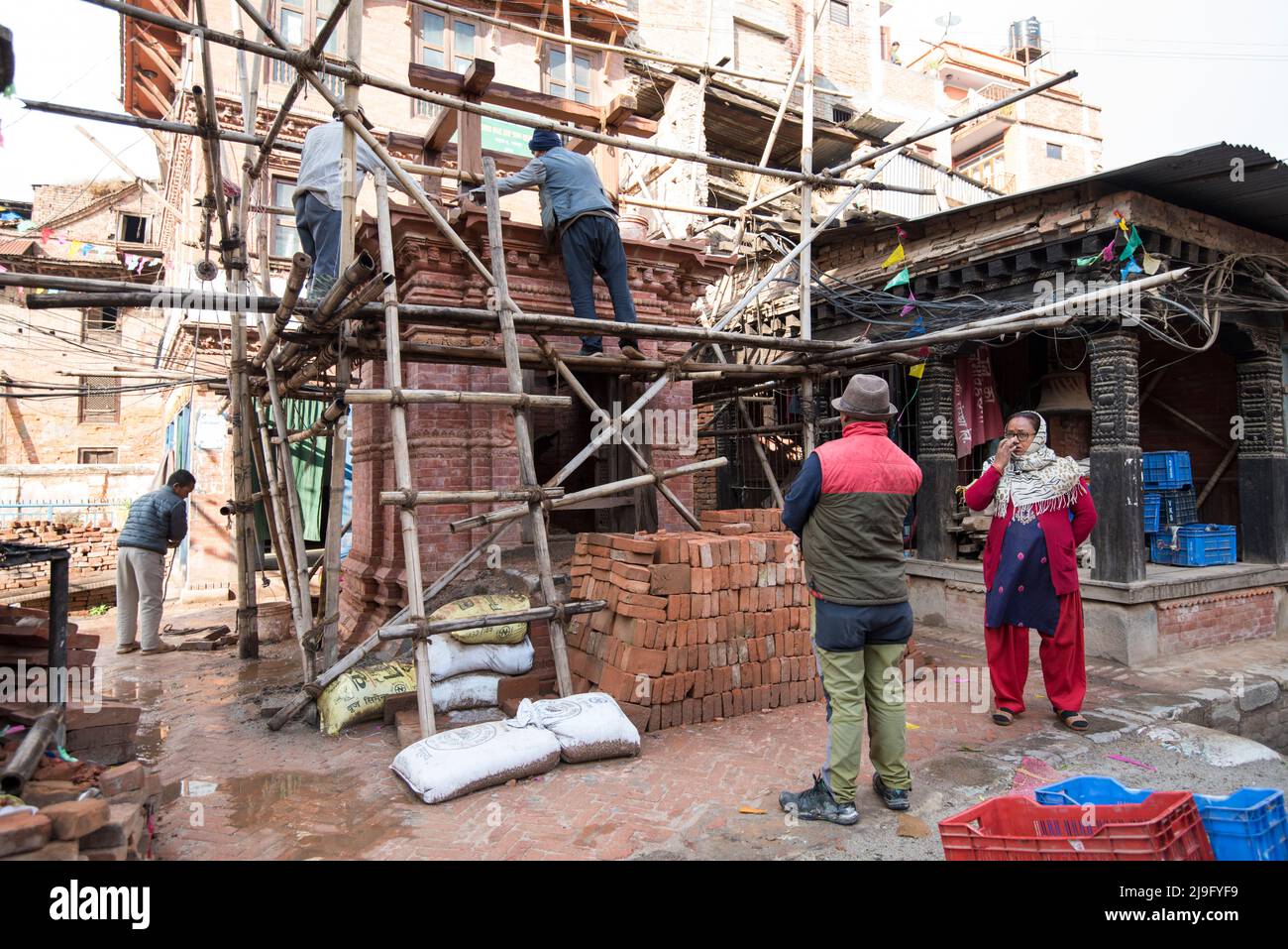 Kathmandu, Nepal- April 20,2022 : Menschen jeden Alters und Geschlechts arbeiten bei einem großen Erdbeben in Kathmandu daran, die zerstörte Altstadt wieder aufzubauen. Stockfoto